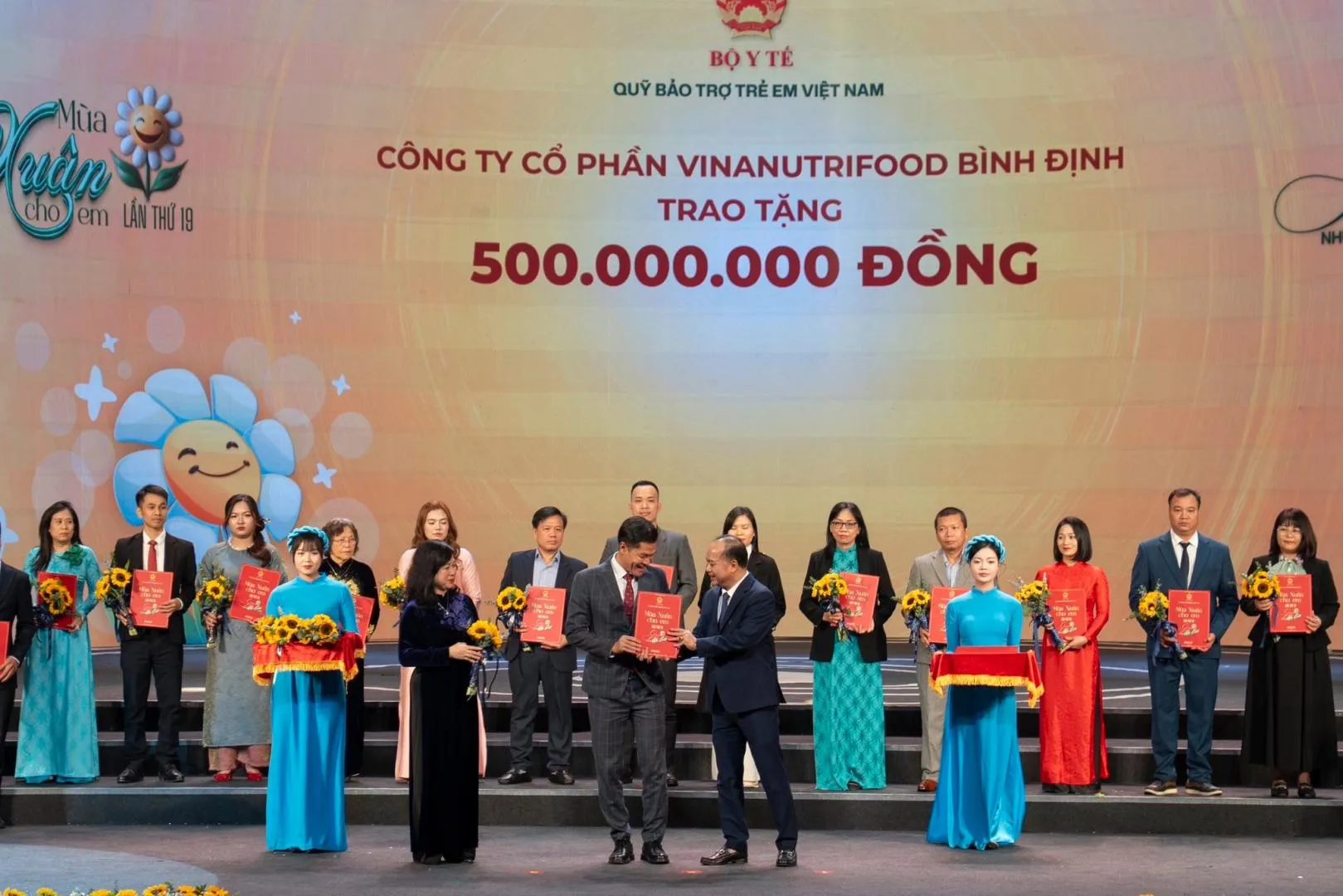 8-nam-dong-hanh-cung-quy-bao-tro-tre-em